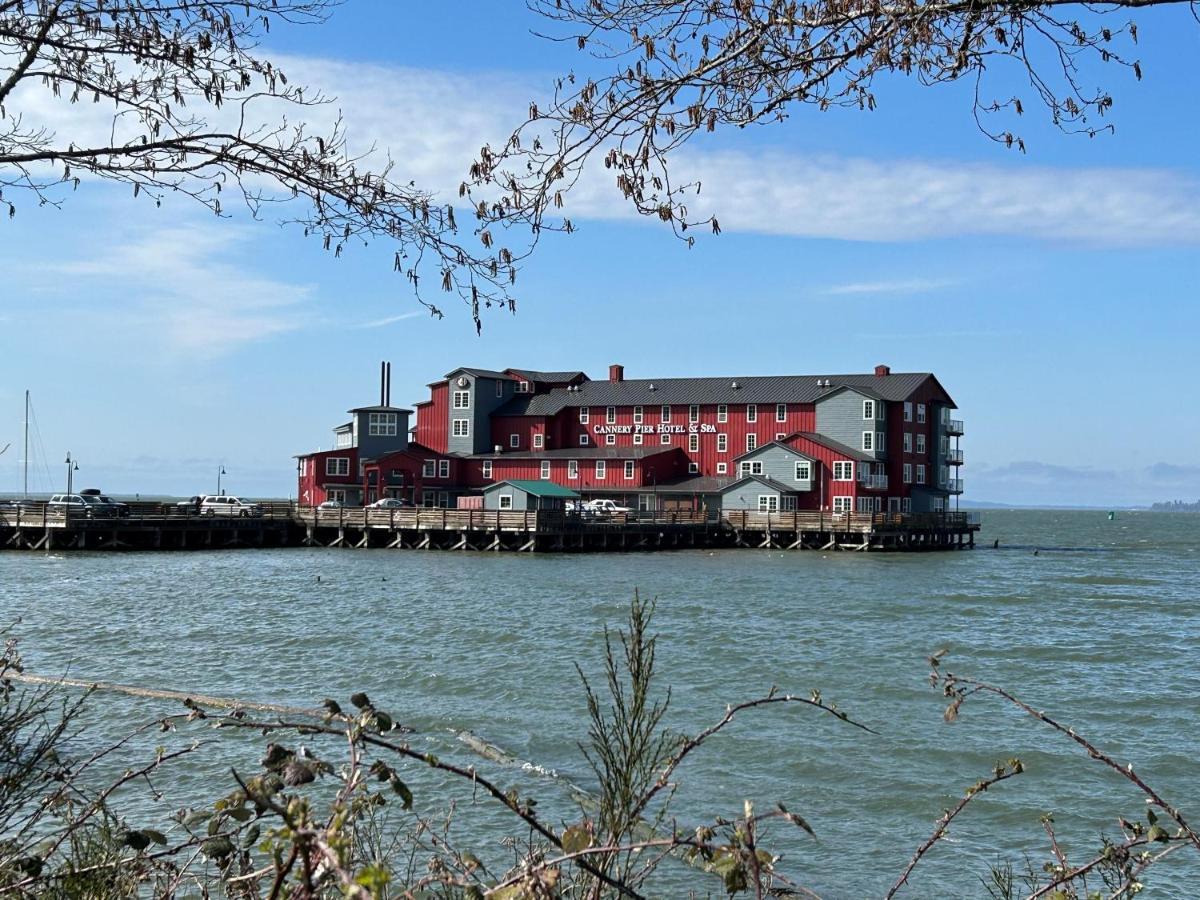 Cannery Pier Hotel & Spa Astoria Exteriör bild